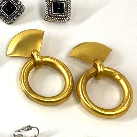 Elegant Gold Tone Statement Earrings Clip On Earrings - Picture 6 of 15